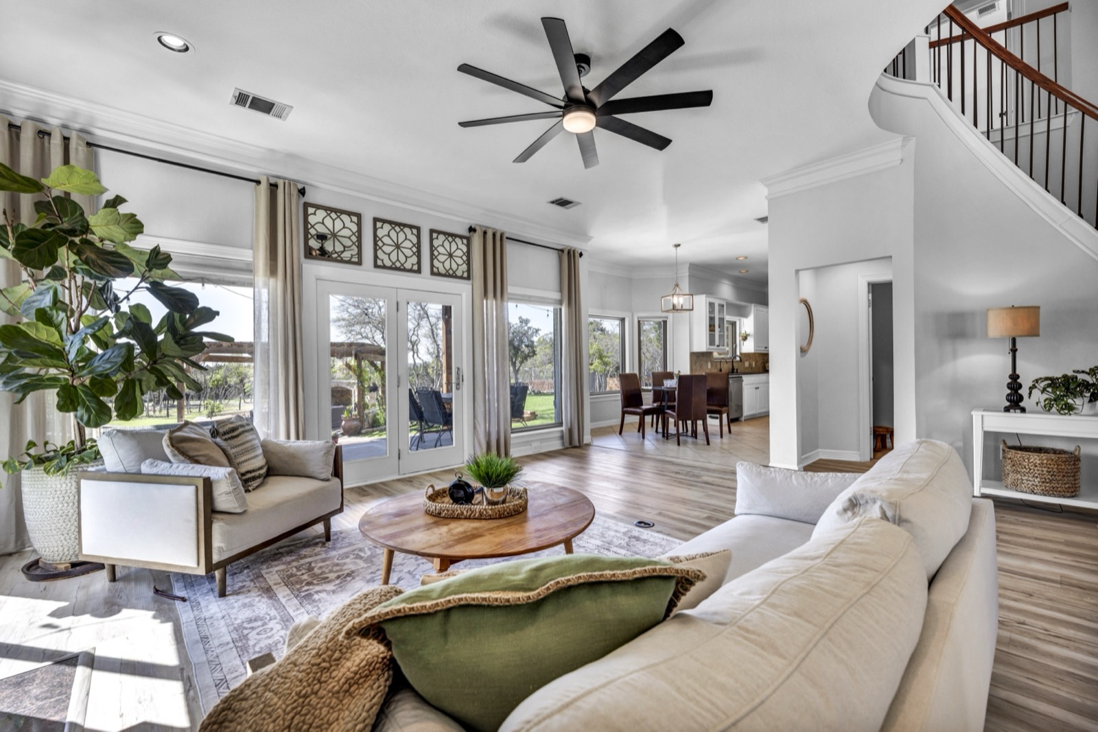 Bright, carefully presented Central Texas living room prepared for buyers